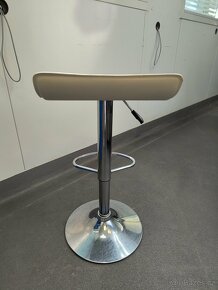 Nove 2ks barove stolicky svetle kremove barvy v baleni 2ks - 6