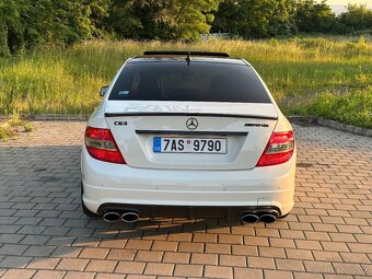 Mercedes C63 AMG 6,2 V8 samosvor - 6
