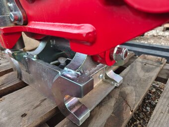 Naklápěcí rychloupínák pro 2-3t bagr - 6