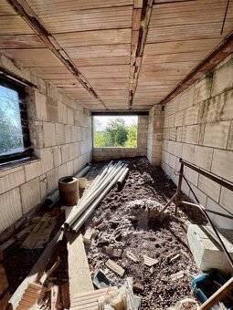 Pozemek s rozestavěným rodinným domem v lukrativní části obc - 6