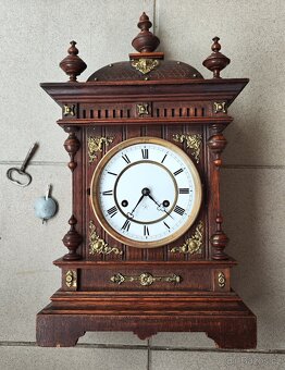 starožitné veliké vyřezávané a zdobené krbové hodiny - 6