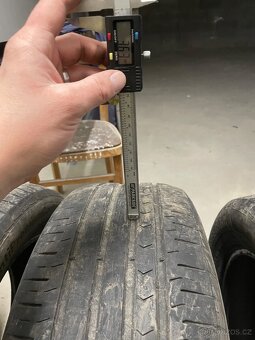 Prodám letní pneu Continental 215/55 r17 - 6