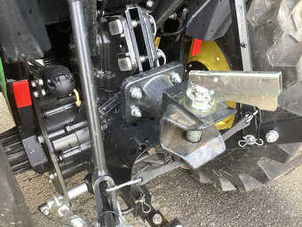 Traktor John Deere 3025E - 6