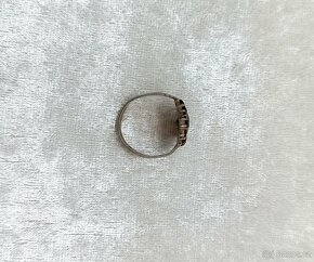 Starožitný stříbrný prsten s českými granáty - 6