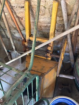 Staré vinařské kádě, sudy, kotel, atd… - 6
