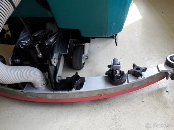 Podlahový mycí stroj Tennant 5680 Disk 80 s vl. pojezdem - 6