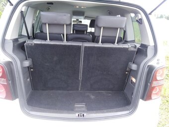 VW TOURAN 2.0TDi NAFTA 125 KW = 7. MÍSTNEJ, RV 2009 ZA 59,, - 6