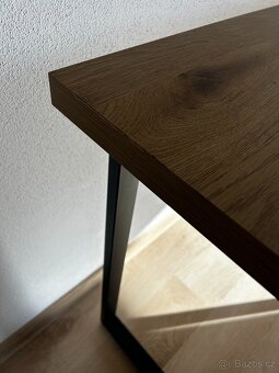Jídelní stůl, dřevěný nátěr + 4 šedé židle - 6