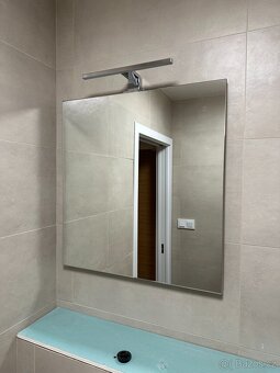 Koupelnová sestava s umyvadlem zrcadlem a osvětlením VitrA M - 6