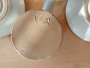 Keramické hrnky s podšálky a konvičkou - 6