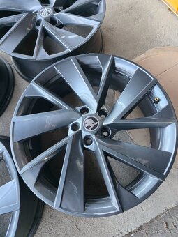 Prodám kola 5x112 R20 s pneu 235/45/20 - 6