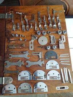 Starožitný skříňový šicí stroj BOBBIN s příslušenstvím - 6