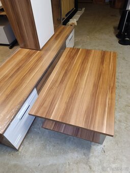 Bytový nábytek, pračka, postele , gauče , stolky , televize - 6