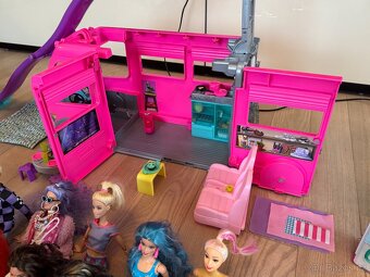 Barbie - karavan, lékárna, šatník + doplňky. - 6