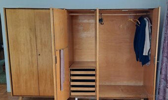 2 světlé šatní skříně a peřiňák, retro masiv ze 60. let - 6