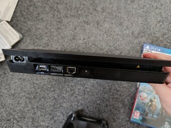 PS4 Slim 1TB, originál ovladač + hry / PlayStation 4 - 6