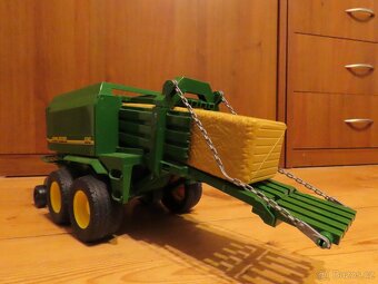 BRUDER 2017 Zelený BALÍKOVAČ slámy JOHN DEERE - 6