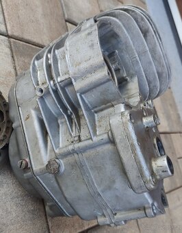 ČZ 125/516 motor, hlavy, válec, kartery, víko_ - 6
