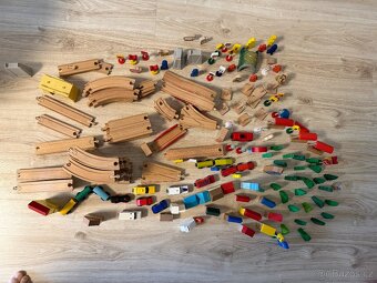 sada dřevěných kolejí + příslušenství, mašinky, vagony - 6