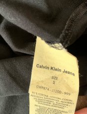 Černé tílko Calvin Klein Jeans s krajkou - 6