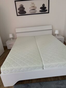 Krásná bílá postel s nočními stolky - 6
