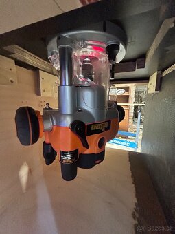 Stul s Dewalt7492 a horni frezkou Triton - 6