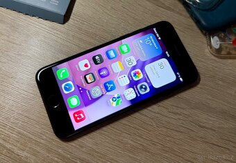 Apple iPhone SE 2 64gb černý- pěkný stav, kryty, IOS 26 - 6