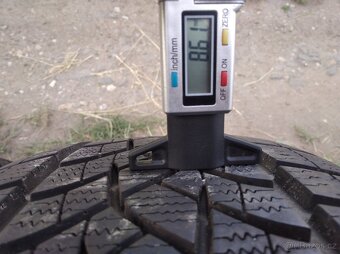 Prodám zánovní zimní pneu GoodYear 235/50/19 - 6