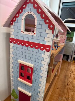 Dřevěný domeček pro panenky s vybavením - 6