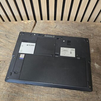 26) Fujitsu Lifebook U748 - i5-8250U / 16GB RAM / 512GB / Wi - 6