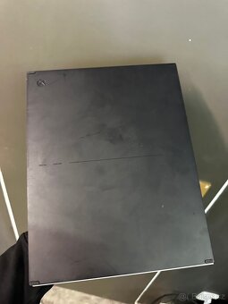 Xbox One S konzole s ovladačem - 6