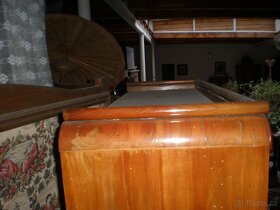 pěkná komoda s prosklenou nástavbou - 6