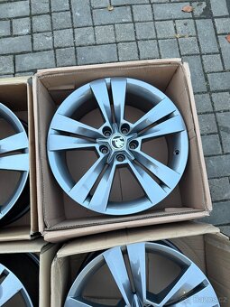 ORIGINÁL Alu Škoda MYTIKAS R18, 5x112 - TOP STAV - 6