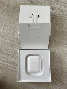 Bílá bezdrátová sluchátka Apple Airpods 2019 - 6