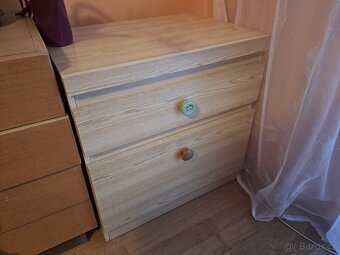 Gauč, lednice, šatní skříň, stůl, stolky, vše ZA ODVOZ - 6