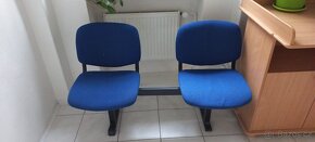 Prodáme polstrované čekárenské modré lavice - 6