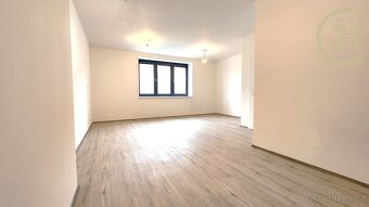Prodej bytu 2+kk s výhledem na náměstí - 6