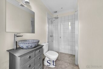 Útulná podkrovní garsonka - stylový a praktický prostor o 27 - 6