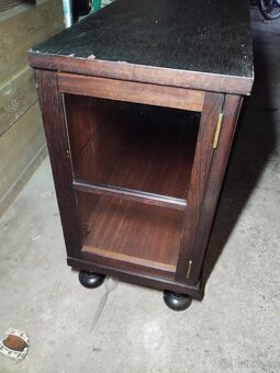 PROSKLENÁ SKŘÍŇKA - 6