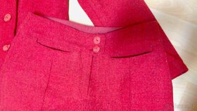 Červený kalhotový kostým vel. 36 šitý na zakázku v salonu - 6