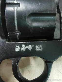 Plynová pistole, nože, divadelní kukátka. - 6