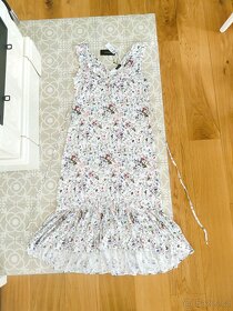 Nové bílé saténové viskozové šaty Timeout M / L luční kvítí - 6