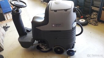 Podlahový mycí stroj Nilfisk BR 652 se sedící obsluhou - 6