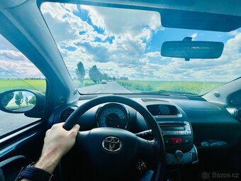 TOYOTA Aygo 1.0 2011 tmavě šedá - 6