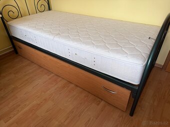 Kovová postel a roštem, matrací a šuplíkem na míru.. - 6