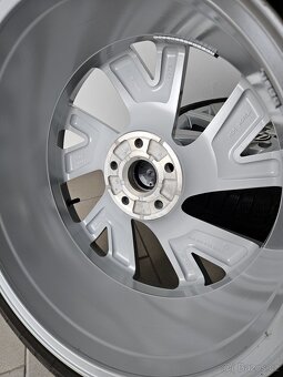 Orig. VW Golf VIII Zimní Pirelli 225/40/18 Zánovní - 6