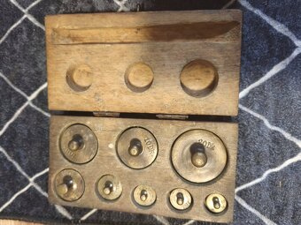 Starožitná váha a malé závaží. - 6