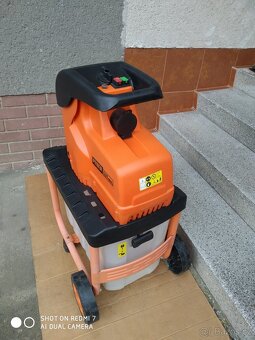 Prodám elektrický Zahradní drtič Powercut 2800 W. - 6