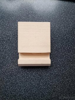 Designový dřevěný držák na telefon - ruční výroba - 6