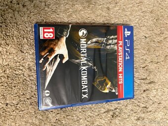 Playstation 4 + 7 her + 2 ovladače - 6